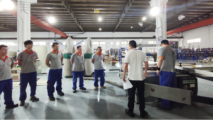 依斯倍定期開展安全培訓課程，組織人員演練應急預案