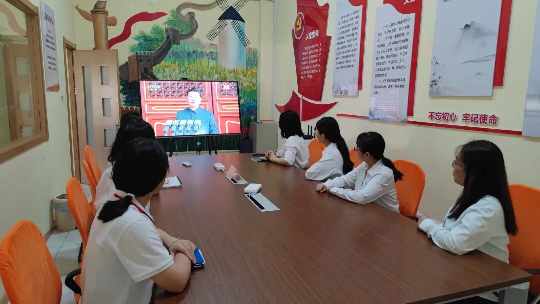 依斯倍組織員工觀看抗戰勝利80周年閱兵儀式，凝聚愛國情懷共筑未來