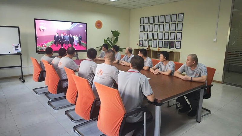 依斯倍組織員工觀看抗戰(zhàn)勝利80周年閱兵儀式 (2)