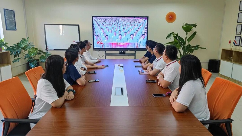 依斯倍組織員工觀看抗戰(zhàn)勝利80周年閱兵儀式 (3)